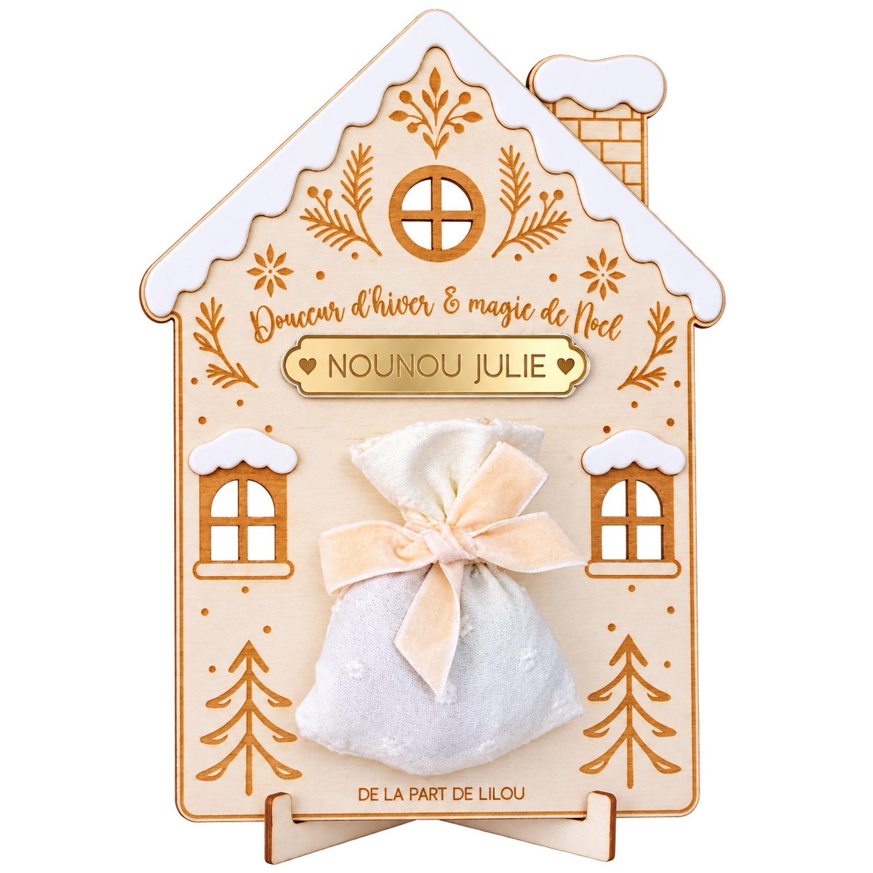 Maison de Noël personnalisée en bois avec toit enneigé, prénom doré et pochon ivoire