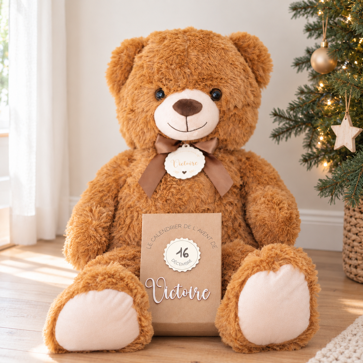 Grand ours en peluche avec médaille Victoire et boîte de calendrier de l’Avent personnalisée, près d’un sapin illuminé