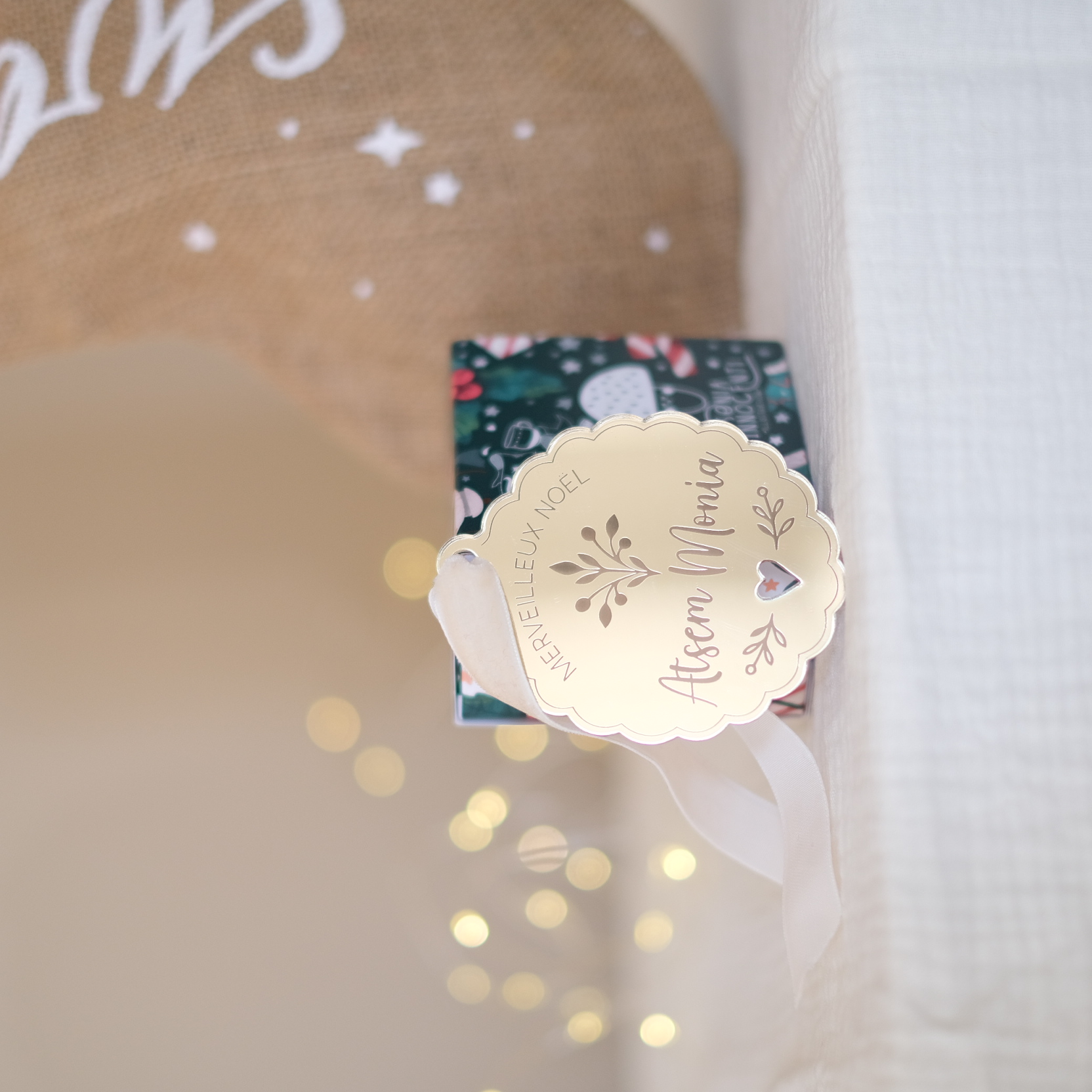 Boule personnalisée en plexiglas miroir doré avec gravure Merveilleux Noël et prénom