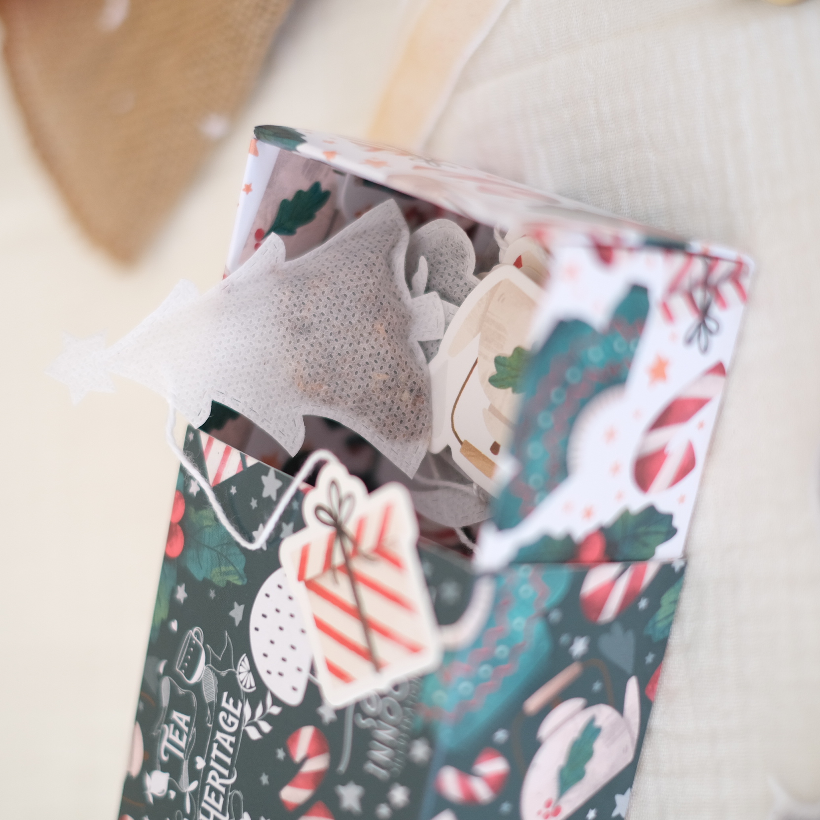 Gros plan du coffret Tea Heritage et de son sachet de thé en forme de sapin